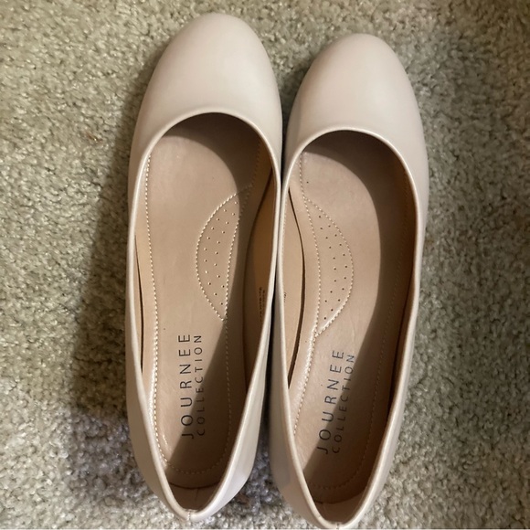 Journee cream flats shoes - Picture 4 of 4